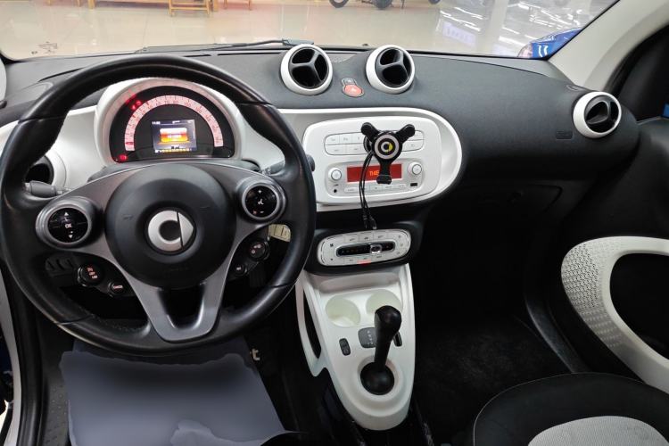 Used smart fortwo 2015 1.0L 52 kW Hardtop Passion Edition Center Console