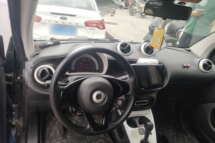 Used smart fortwo 2015 1.0L 52 kW hardtop Dynamic version Center Console