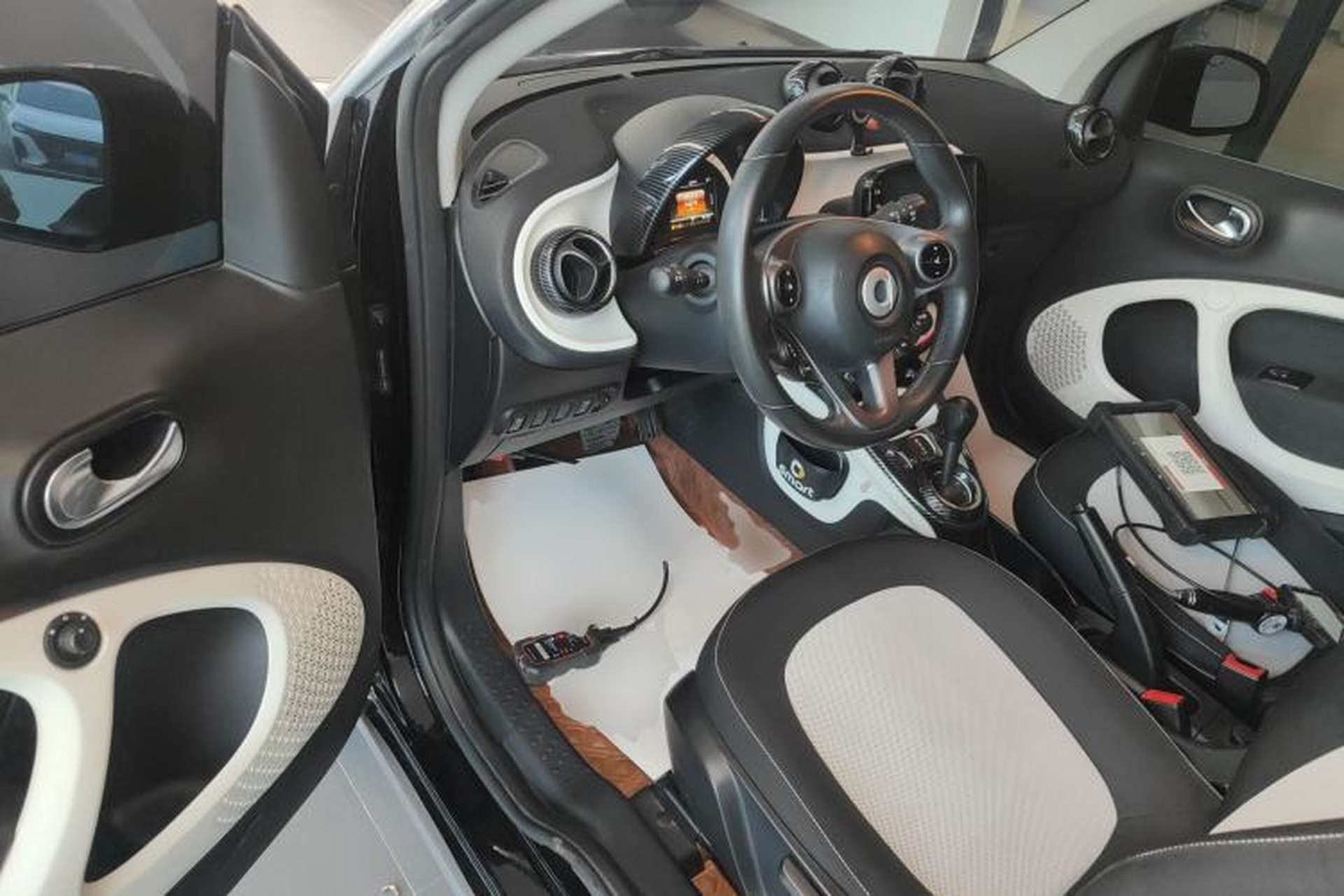 Used smart fortwo 2015 1.0L 52 kW Hardtop Passion Edition Driver Seat