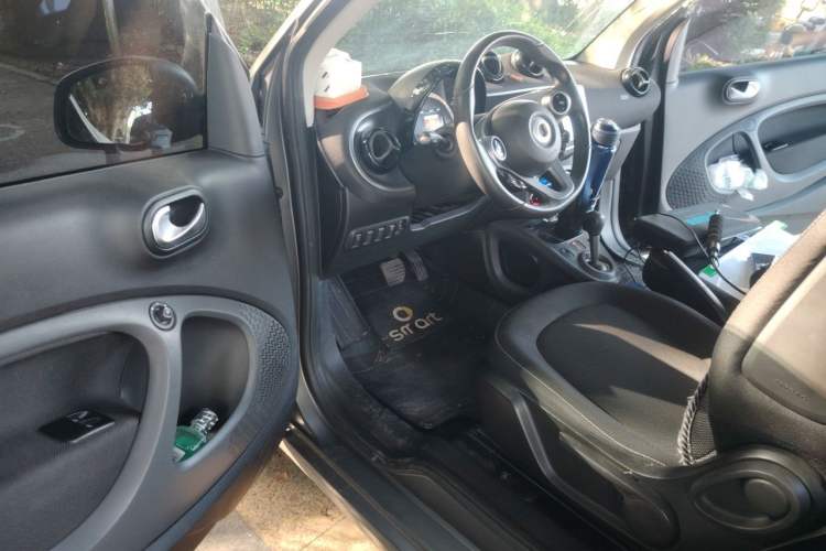 Used smart fortwo 2015 1.0L 52 kW Hardtop Passion Edition Driver Seat