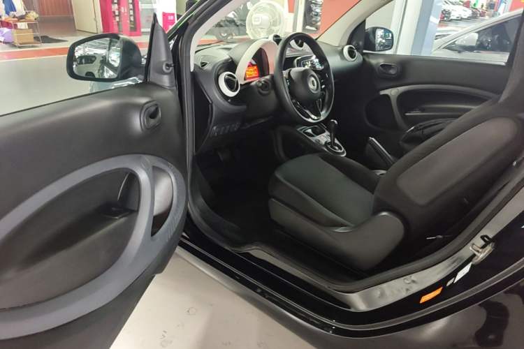 Used smart fortwo 2015 1.0L 52 kW hardtop Dynamic version Driver Seat