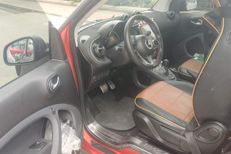 Used smart fortwo 2015 1.0L 52 kW Hardtop Passion Edition Driver Seat