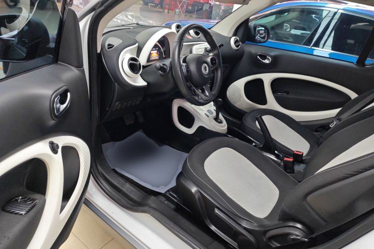 Used smart fortwo 2015 1.0L 52 kW Hardtop Passion Edition Driver Seat