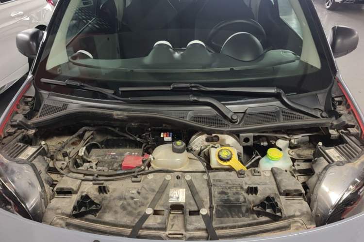 Used smart fortwo 2015 1.0L 52 kW hardtop Dynamic version Engine Bay