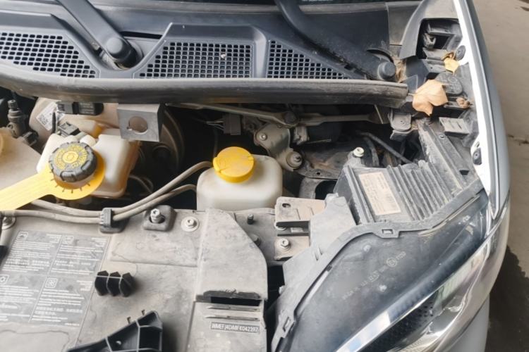 Used smart fortwo 2015 1.0L 52 kW hardtop Dynamic version Engine Bay Left
