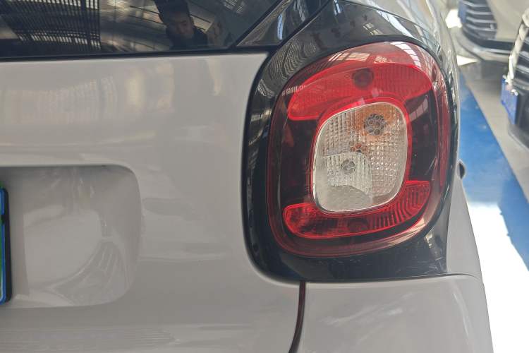 Used smart fortwo 2015 1.0L 52 kW hardtop Dynamic version Exterior 3