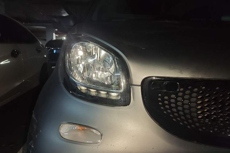 Used smart fortwo 2015 1.0L 52 kW Hardtop Passion Edition Exterior 6