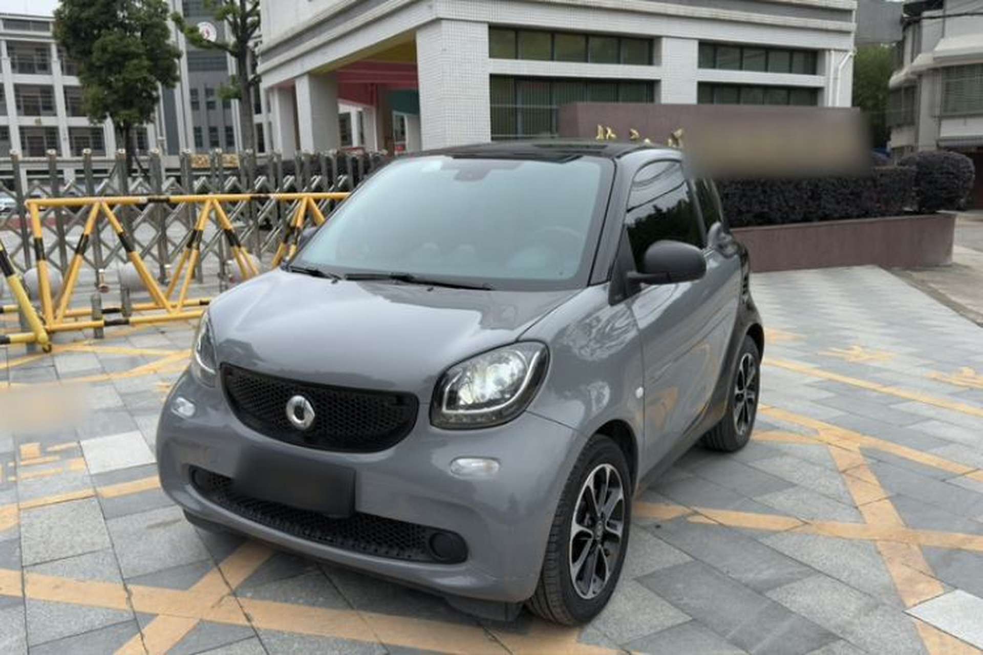 Used smart fortwo 2015 1.0L 52 kW Hardtop Passion Edition Front Left 45 Deg