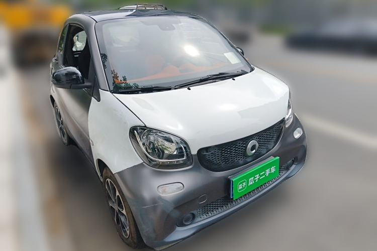 Used smart fortwo 2015 1.0L 52 kW hardtop Dynamic version Front Right 45 Deg