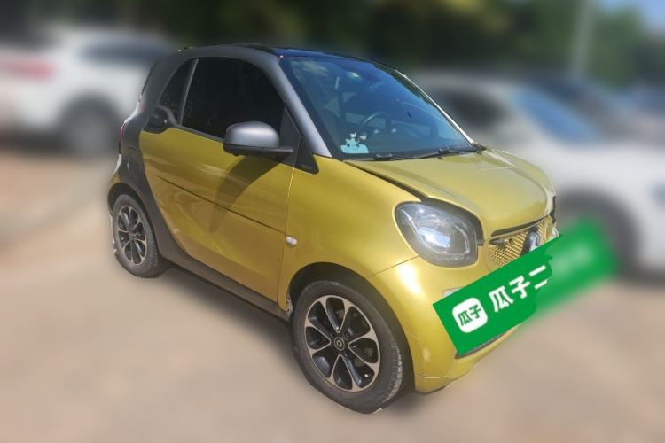 Used smart fortwo 2015 1.0L 52 kW Hardtop Passion Edition Front Right 45 Deg