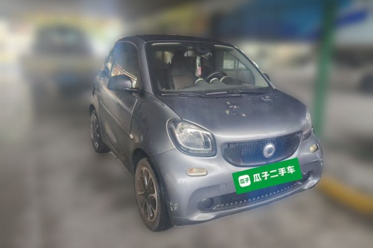 Used smart fortwo 2015 1.0L 52 kW hardtop Dynamic version Front Right 45 Deg