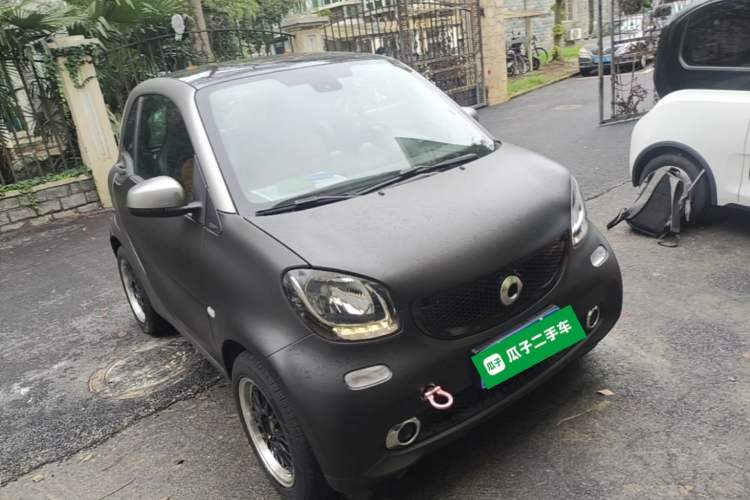 Used smart fortwo 2015 1.0L 52 kW Hardtop Passion Edition Front Right 45 Deg