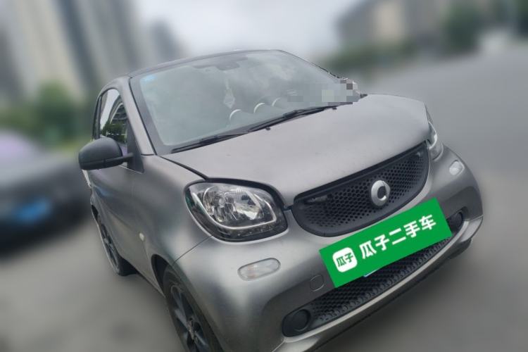 Used smart fortwo 2015 1.0L 52 kW hardtop Dynamic version Front Right 45 Deg