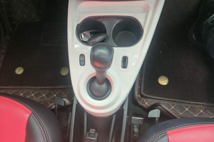 Used smart fortwo 2015 1.0L 52 kW hardtop Dynamic version Gear Lever