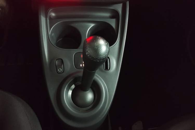 Used smart fortwo 2015 1.0L 52 kW hardtop Dynamic version Gear Lever