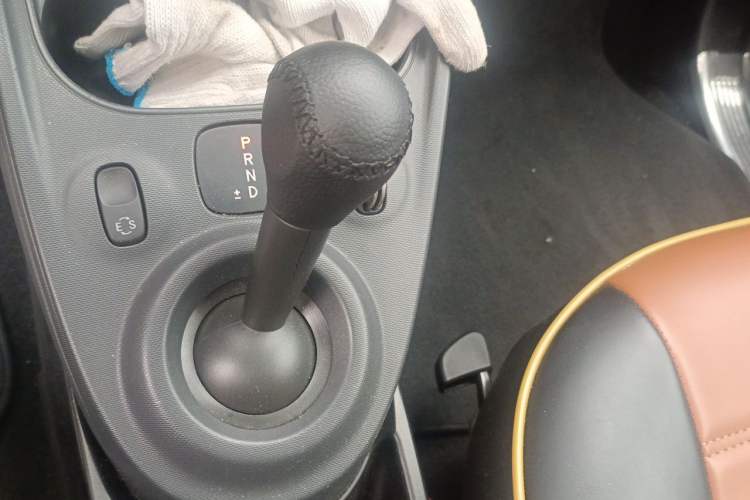 Used smart fortwo 2015 1.0L 52 kW Hardtop Passion Edition Gear Lever