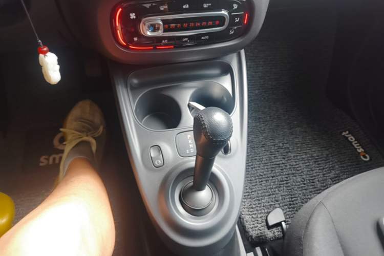 Used smart fortwo 2015 1.0L 52 kW hardtop Dynamic version Gear Lever
