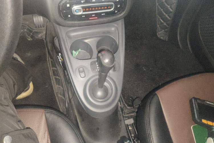 Used smart fortwo 2015 1.0L 52 kW hardtop Dynamic version Gear Lever