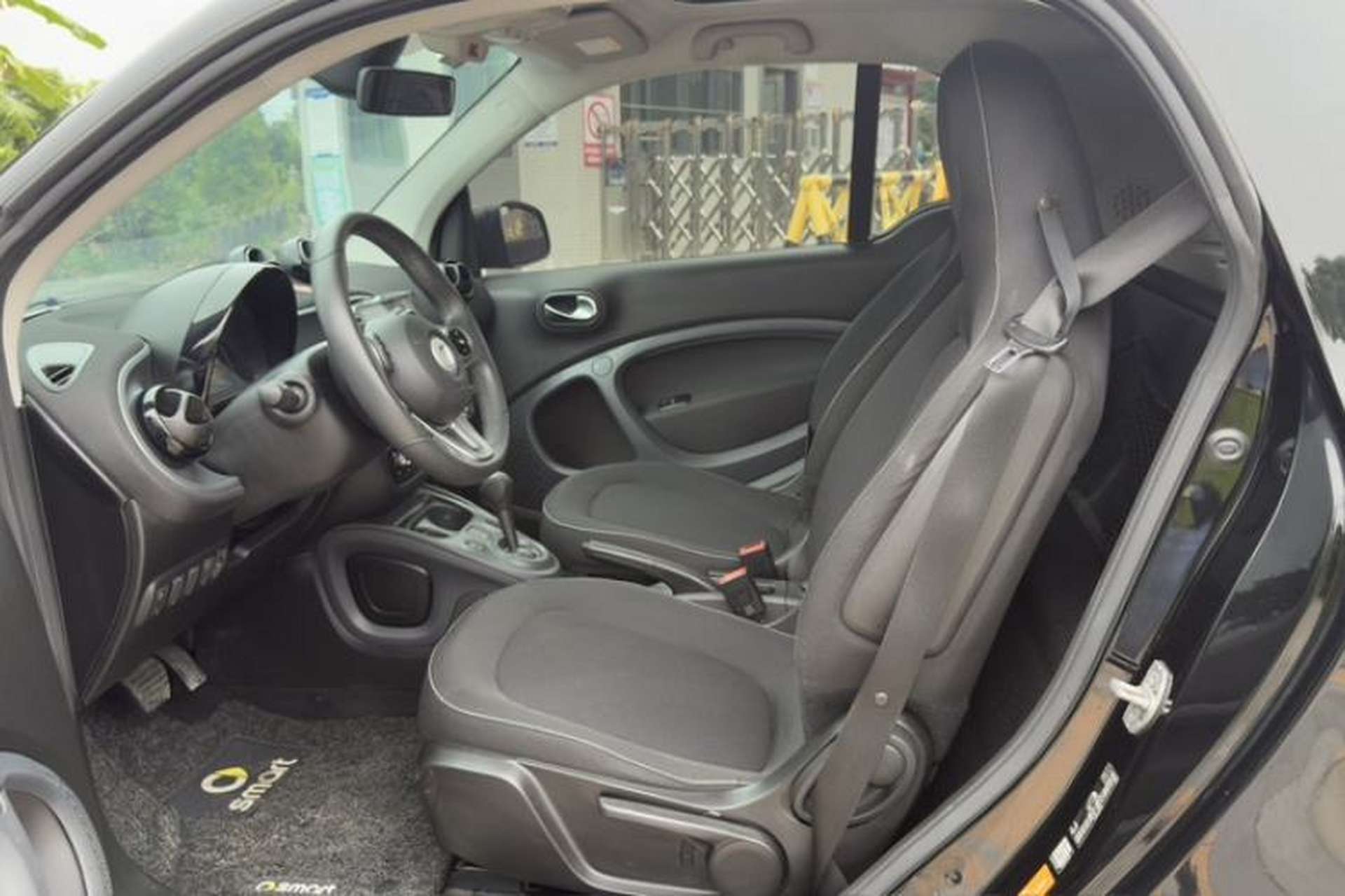Used smart fortwo 2015 1.0L 52 kW Hardtop Passion Edition Interior 2
