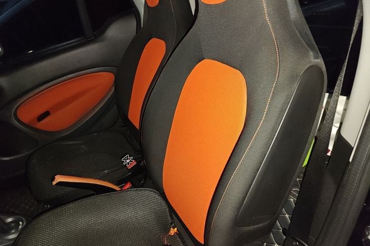 Used smart fortwo 2015 1.0L 52 kW Hardtop Passion Edition Interior 4