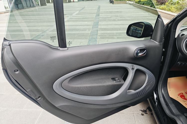 Used smart fortwo 2015 1.0L 52 kW Hardtop Passion Edition Interior 5