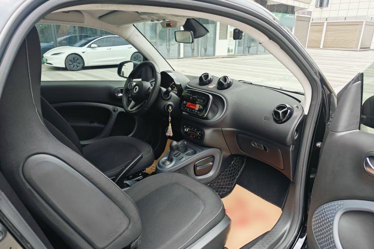 Used smart fortwo 2015 1.0L 52 kW Hardtop Passion Edition Interior 7