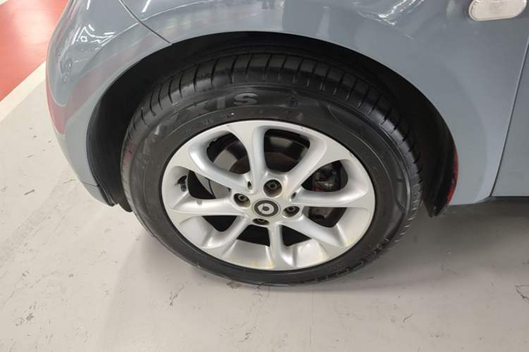 Used smart fortwo 2015 1.0L 52 kW hardtop Dynamic version Left Front Wheel Hub