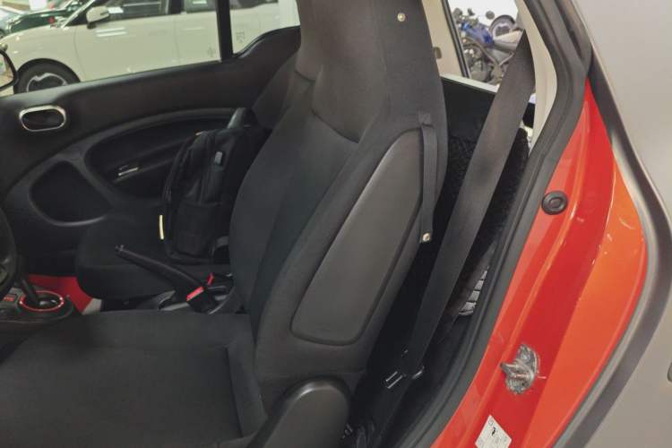 Used smart fortwo 2015 1.0L 52 kW hardtop Dynamic version Left Rear Seat