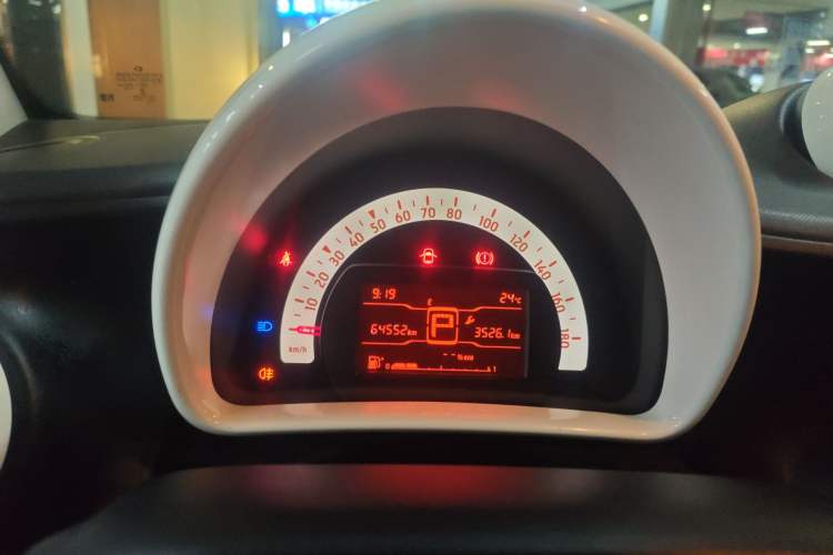 Used smart fortwo 2015 1.0L 52 kW hardtop Dynamic version Odometer Close Up