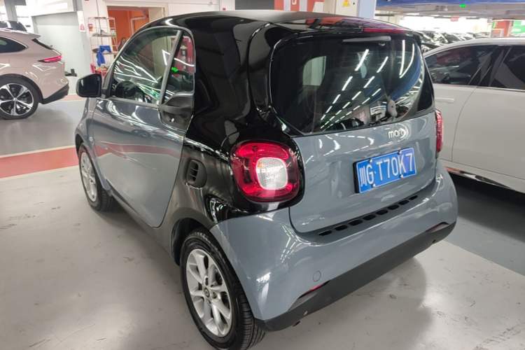 Used smart fortwo 2015 1.0L 52 kW hardtop Dynamic version Rear Left 45 Deg
