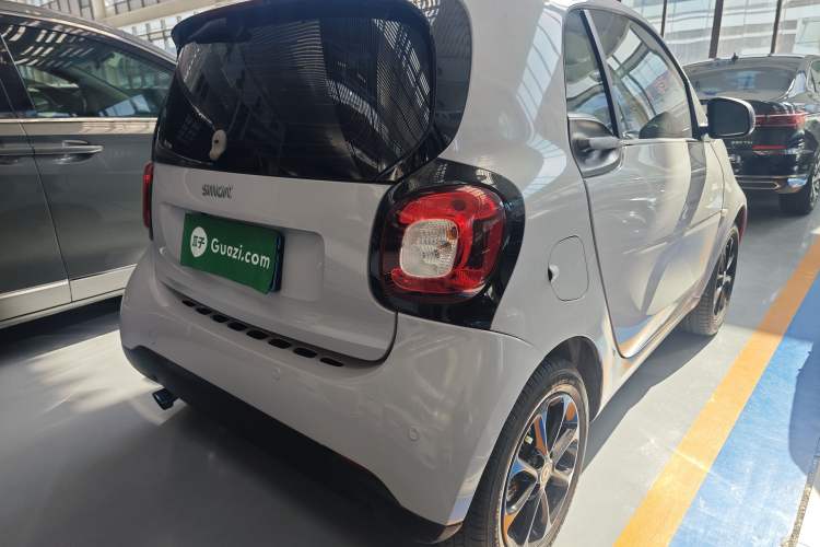Used smart fortwo 2015 1.0L 52 kW hardtop Dynamic version Rear Right 45 Deg