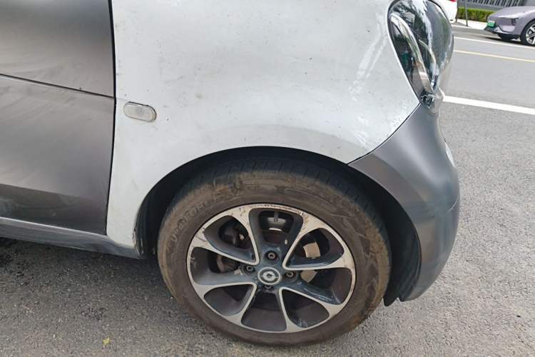 Used smart fortwo 2015 1.0L 52 kW hardtop Dynamic version Right Front Wheel Hub