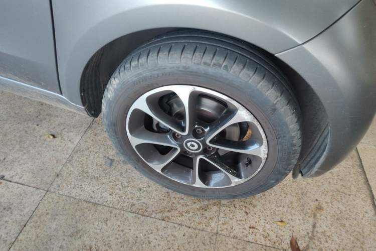 Used smart fortwo 2015 1.0L 52 kW Hardtop Passion Edition Right Front Wheel Hub