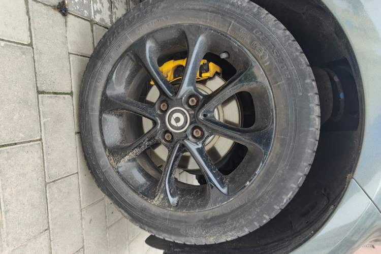 Used smart fortwo 2015 1.0L 52 kW hardtop Dynamic version Right Front Wheel Hub