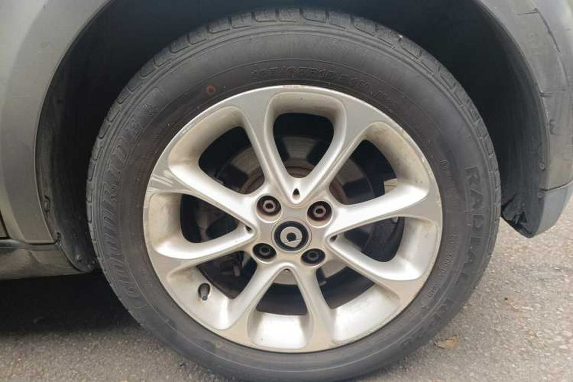 Used smart fortwo 2015 1.0L 52 kW hardtop Dynamic version Right Front Wheel Hub