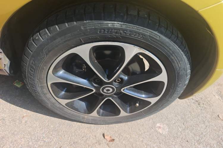 Used smart fortwo 2015 1.0L 52 kW Hardtop Passion Edition Right Front Wheel Hub