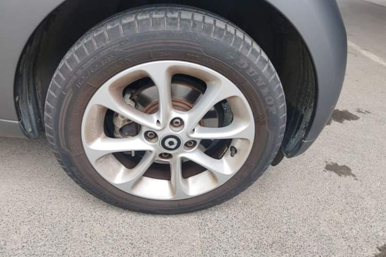 Used smart fortwo 2015 1.0L 52 kW hardtop Dynamic version Right Front Wheel Hub