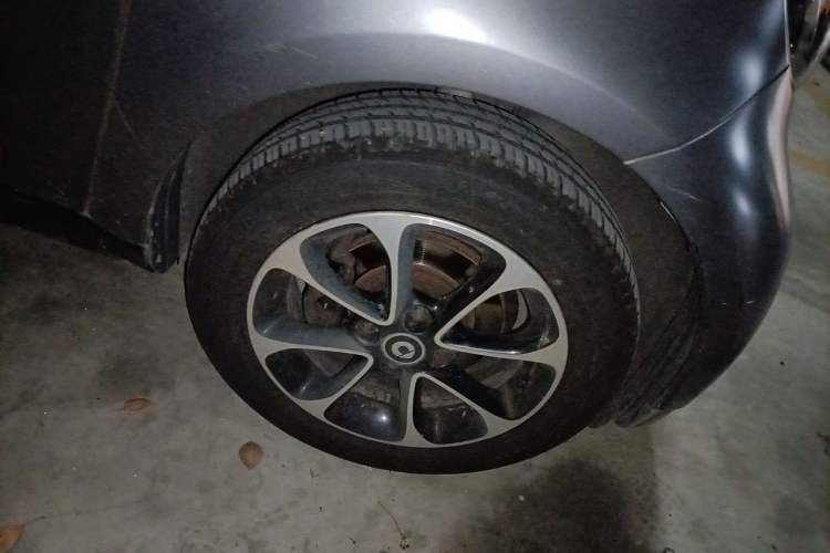 Used smart fortwo 2015 1.0L 52 kW Hardtop Passion Edition Right Front Wheel Hub