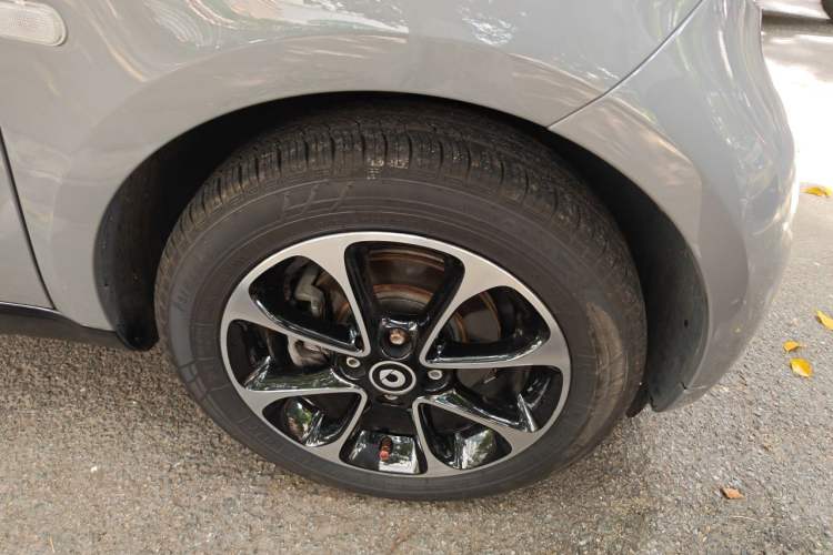 Used smart fortwo 2015 1.0L 52 kW Hardtop Passion Edition Right Front Wheel Hub