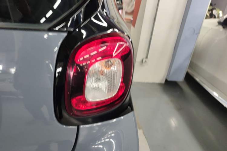 Used smart fortwo 2015 1.0L 52 kW hardtop Dynamic version Right Rear Taillight