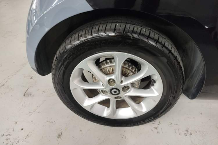 Used smart fortwo 2015 1.0L 52 kW hardtop Dynamic version Right Rear Wheel Hub
