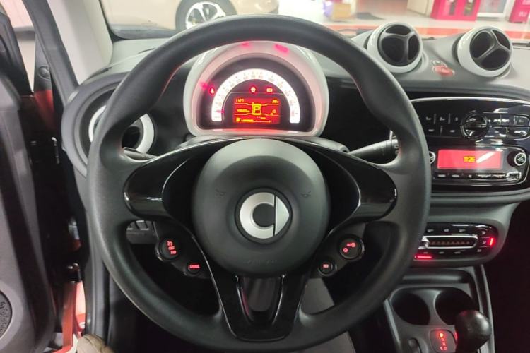 Used smart fortwo 2015 1.0L 52 kW hardtop Dynamic version Steering Wheel