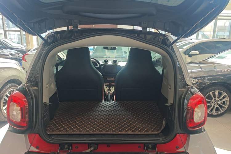 Used smart fortwo 2015 1.0L 52 kW hardtop Dynamic version Trunk