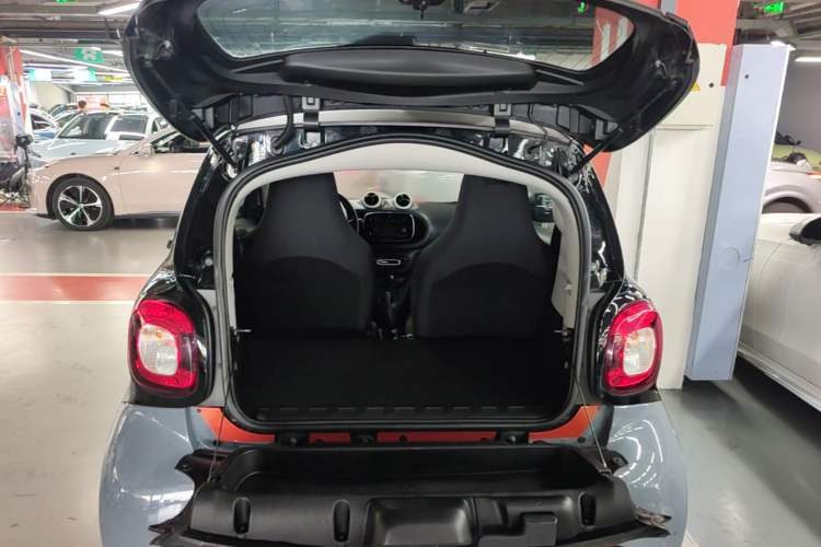 Used smart fortwo 2015 1.0L 52 kW hardtop Dynamic version Trunk