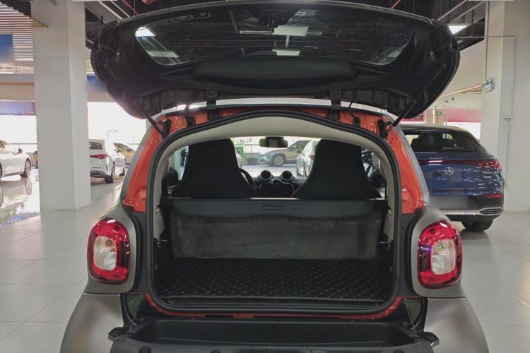 Used smart fortwo 2015 1.0L 52 kW hardtop Dynamic version Trunk
