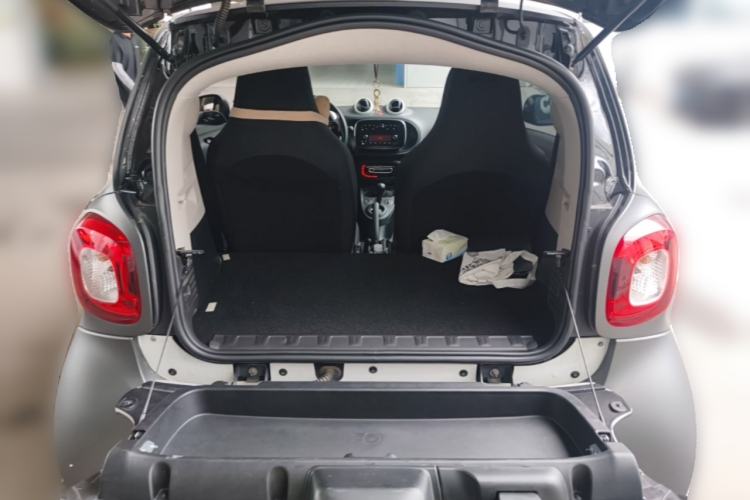 Used smart fortwo 2015 1.0L 52 kW hardtop Dynamic version Trunk