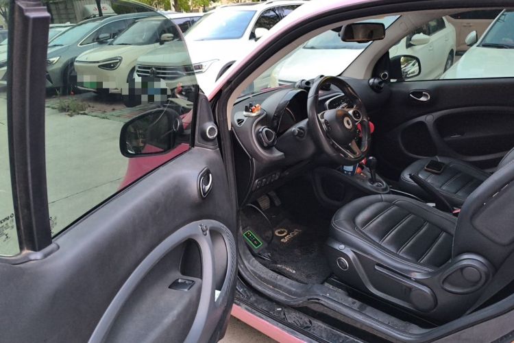 Used smart fortwo 2015 1.0L 52 kW Hardtop Passion Edition Driver Seat
