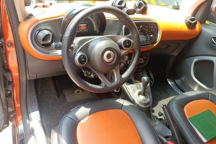 Used smart fortwo 2015 1.0L 52 kW Hardtop Passion Edition Center Console