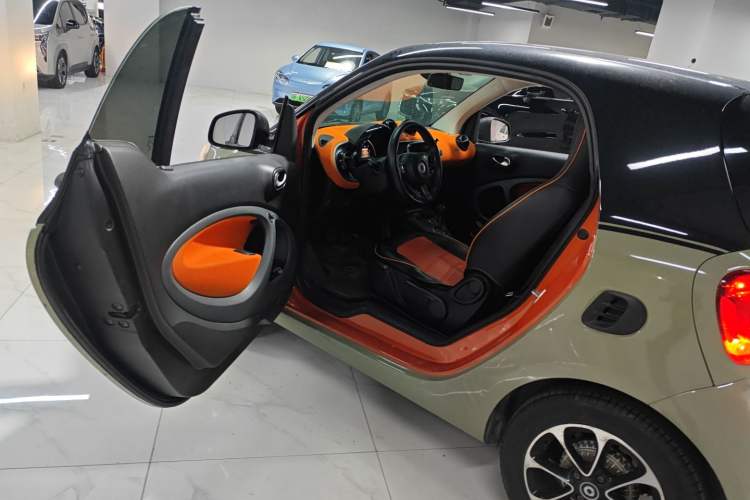 Used smart fortwo 2015 1.0L 52 kW Hardtop Passion Edition Driver Seat