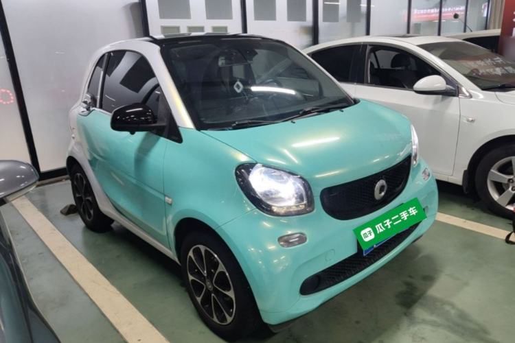 Used smart fortwo 2015 1.0L 52 kW Hardtop Passion Edition Front Right 45 Deg